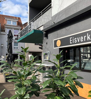 Außenbereich des Eiscafés Saloni