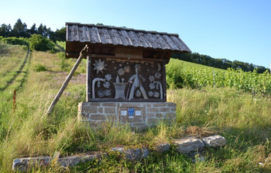 Hölzerne Schautafel des Erlebnisweges vor grünen Weinbergen | © Stadtverwaltung Sinsheim