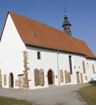 Seitlicher Blick auf die Totenkirche Neckarbischofsheim mit Grabsteinen | © Stadt Neckarbischofsheim