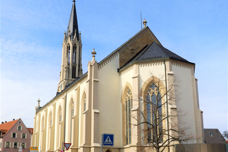 Außenansicht der evangelischen Stadtkirche bei der Drehscheibe