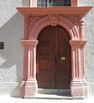 Eingang der Kirche mit Sandsteinportal | © Jasmin Wolf