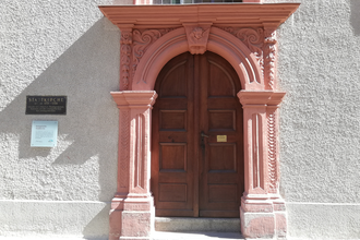 Eingang der Kirche mit Sandsteinportal | © Jasmin Wolf