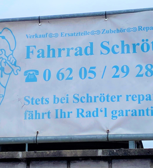 Logo-Banner mit blauer Aufschrift