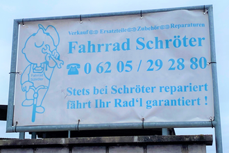 Logo-Banner mit blauer Aufschrift