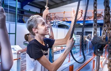 Kinder an einer Förderanlage im Museum