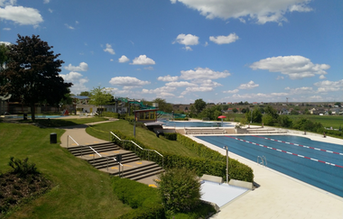 Liegewiese im Freibad Ulrichsheide | Lauffen a.N. | HeilbronnerLand | © Stadtverwaltung Lauffen a.N.