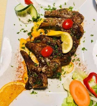 Gebratene Steaks mit Gemüse auf einem weißen Teller | © Unbekannt