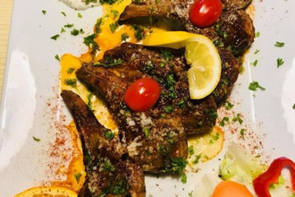 Gebratene Steaks mit Gemüse auf einem weißen Teller | © Unbekannt