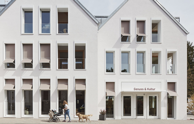 weißes Gebäude mit vielen Fenstern und Türen | © NZT