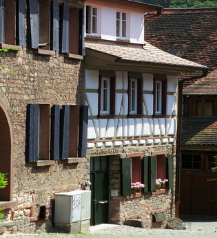 Fachwerkhäuser und alte Steinhäuser in einer Straße | © Maria-Zimmermann