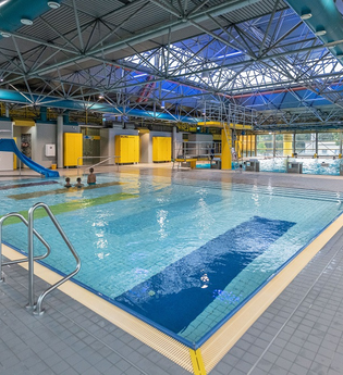 Seitlicher Blick auf das Nichtschwimmerbecken ohne Badegäste