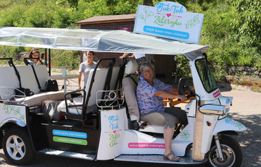 Weinerlebnisführerin Heidi Brose-Schilling | TukTuk-Fahrt im Weinsüden Weinort Brackenheim | © Neckar-Zaber-Tourismus e.V.