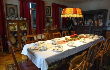 Innenaufnahme im Heimatmuseum Botenheim. Zu sehen ist eine gedeckte Kaffeetafel wie einst beim Kaffeekränzchen. | © Neckar-Zaber-Tourismus e.V.