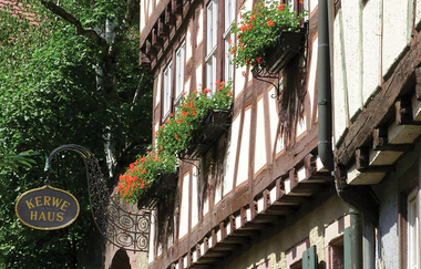 Die Fachwerkfassade des Kerwehauses mit Blumekästen.