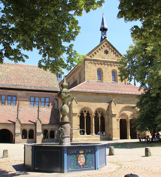 Historische Klosteranlage mit Brunnen und Klosterhof | © Stadt Maulbronn