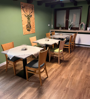 Sitzbereich mit drei Tischen und jeweils 2 Stühlen (letzer Tisch sind 4 Stühle) | © NZT