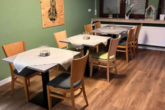 Sitzbereich mit drei Tischen und jeweils 2 Stühlen (letzer Tisch sind 4 Stühle) | © NZT