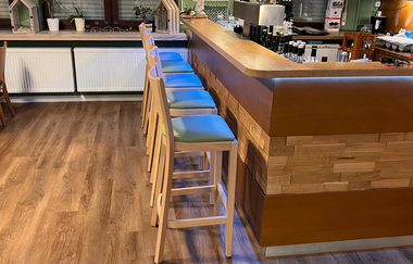 Barbereich mit fünf Barstühlen | © NZT