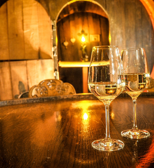 Weingläser im Kerzenschein | © Stadt Sinsheim