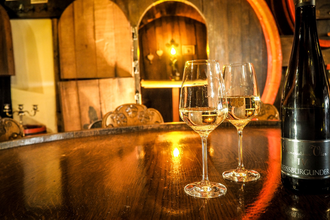 Weingläser im Kerzenschein | © Stadt Sinsheim