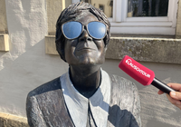 Kunstwerk "Persil bleibt Persil" mit rotem Mikrofon von "Lauschtour" in Güglingen | © Neckar-Zaber-Tourismus e.V.