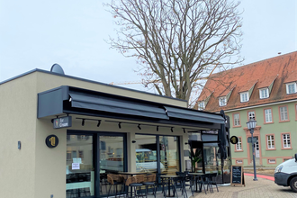 Außenansicht und Plätze vor dem Café