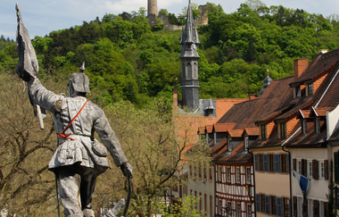 Eine Burg über den Fachwerkgebäuden. | © Maria Zimmermann
