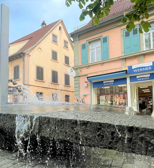 Das Wasser plätschert vom Marktplatzbrunnen runter
