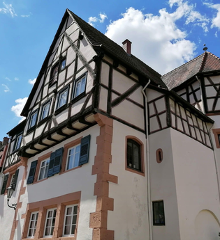 Fachwerkhaus vor blauem Himmel. | © Stadt Weinheim - Jasmin Wolf