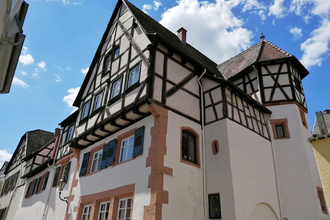 Fachwerkhaus vor blauem Himmel. | © Stadt Weinheim - Jasmin Wolf