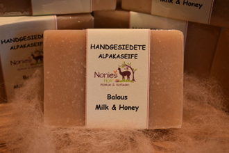 Alpakaseife mit Banderole des Hofladens | © Unbekannt