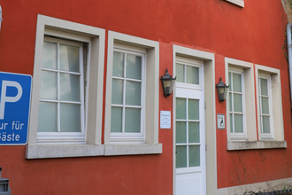 Öffentliche Toilette in einem roten Haus