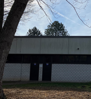 Gebäude der öffentlichen Toilette am Wald