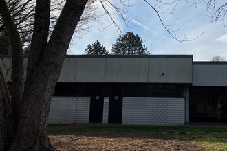 Gebäude der öffentlichen Toilette am Wald