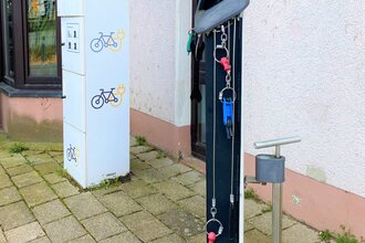 Säule der Radservicestation in Wiesenbach | © Landratsamt Rhein-Neckar-Kreis