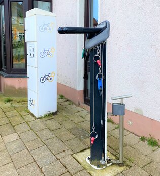 Säule der Radservicestation in Wiesenbach | © Landratsamt Rhein-Neckar-Kreis