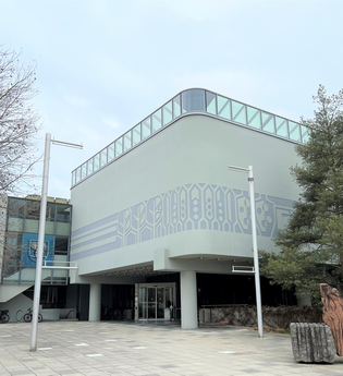 Gebäude des Rathauses Walldorf mit Bäumen