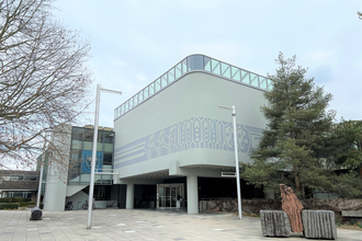 Gebäude des Rathauses Walldorf mit Bäumen