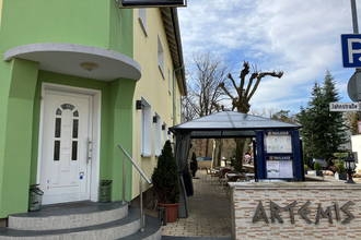 Eingang des Restaurant Artemis mit grüner Hauswand