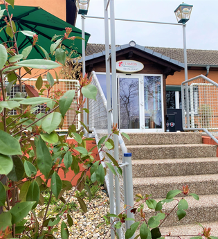 Eingang mit Treppe zum Restaurant