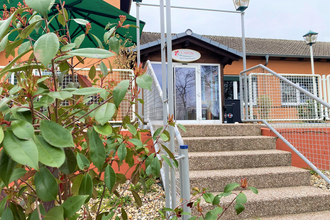 Eingang mit Treppe zum Restaurant