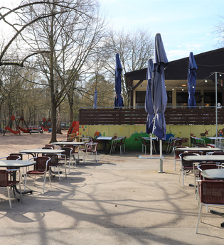 Restaurant Pagoni mit Sitzmöglichkeiten im freien und Spielplatz nebenan