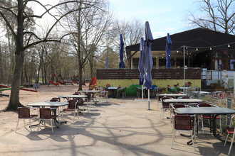Restaurant Pagoni mit Sitzmöglichkeiten im freien und Spielplatz nebenan