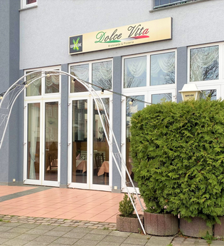 Glasfront und Terrasse des Restaurants