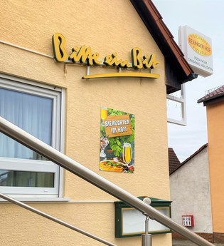 Eingang  des Restaurants mit Schildern