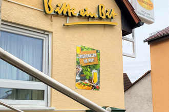 Eingang  des Restaurants mit Schildern