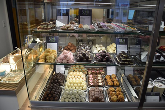 Schaufenster mit reichhaltiger Pralinenauswahl | © Stadtverwaltung Sinsheim