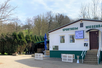 Außenansicht des Sportheims in Wiesenbach