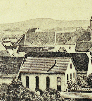Historischer Blick auf die ehem. jüdische Synagoge Sinsheim mit Kirche im Hintergrund | © Unbekannt