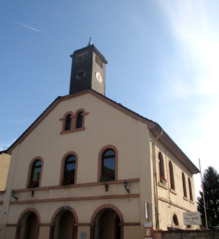 Gebäude mit Glockenturm vor blauem Himmel | © Maria Zimmermann